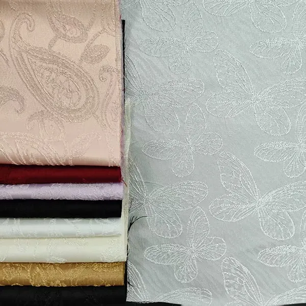 96 % polyesteriä 4 % elastaania Pehmeä mukava vaatemateriaali Kankaat vaatteisiin Satiini Jacquard Kangas
